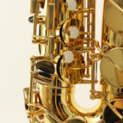 Detail van Yamaha YAS-480 alt saxofoon met ergonomische toetsindeling  Korte foto omschrijving