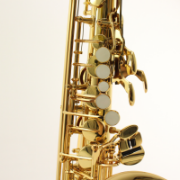 Detail van Yamaha YAS-480 alt saxofoon met ergonomische toetsindeling  Korte foto omschrijving