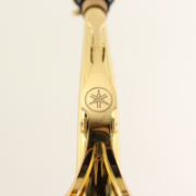 Close-up Yamaha YAS-480 alt saxofoon met hoogwaardige kleppen en gouden lak