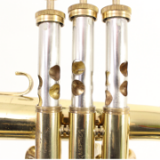 Close-up gebruikte Couesnon Monopole flugelhorn ventielen en messing afwerking met vintage patina