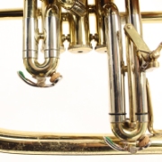 Close-up gebruikte Couesnon Monopole flugelhorn ventielen en messing afwerking met vintage patina