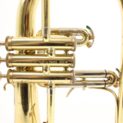 Close-up gebruikte Couesnon Monopole flugelhorn ventielen en messing afwerking met vintage patina