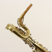 Grassi bariton saxofoon hals en S-bocht detail