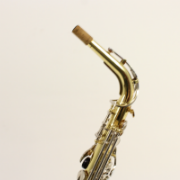 Yamaha YAS-25 altsaxofoon hals en S-bocht detail